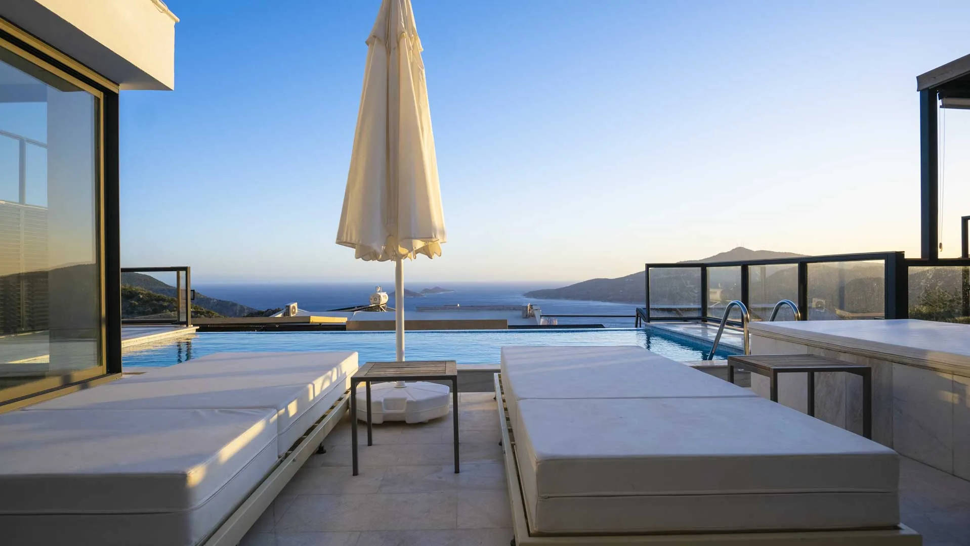 Luxusvilla in Kalkan mit Infinity-Pool und Meerblick bei Sonnenuntergang